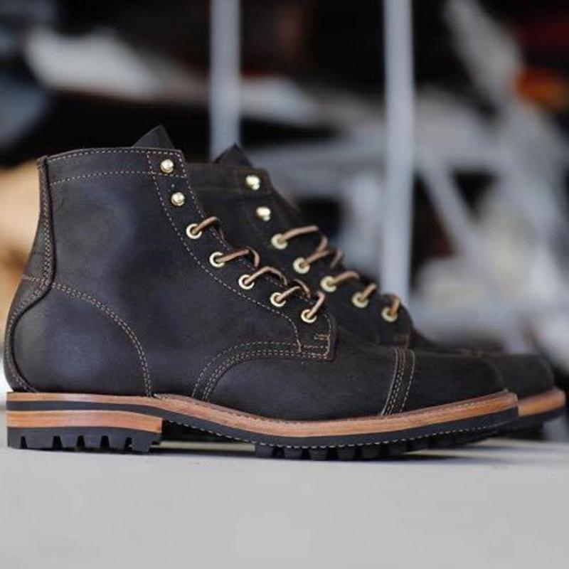 Thick heel rivet boots
